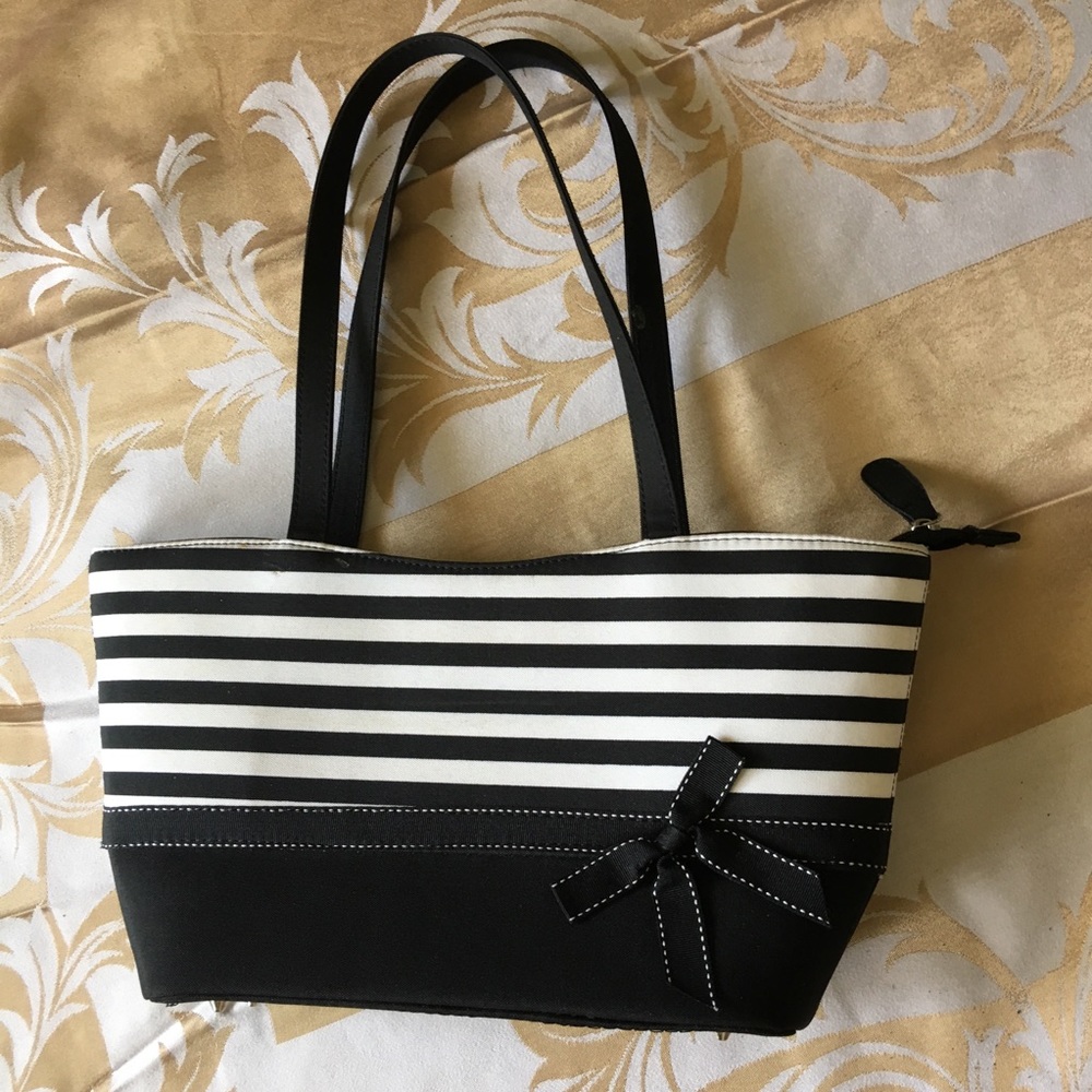 Smart looking 2-tone black & white hand bag